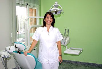 Clínica dental Idami doctora en consultorio